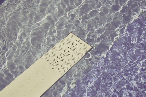 Trampolino sopra le increspature dell acqua nella piscina