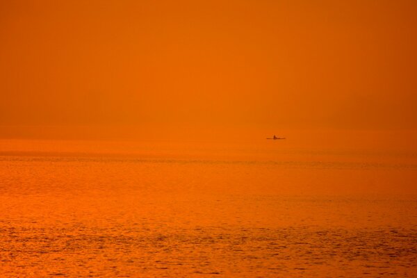 Tramonto sul mare e scialuppa