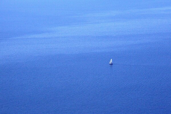 Barca a vela solitaria nel mare blu