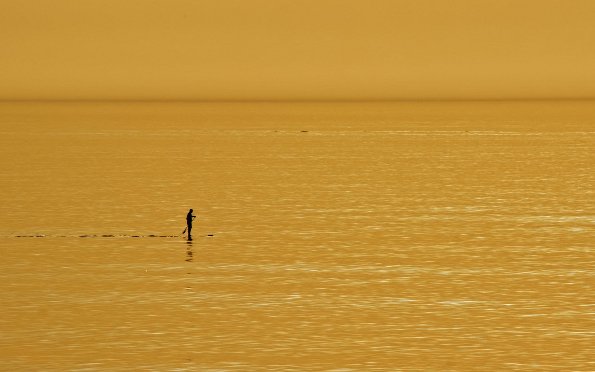 uomo mare minimalismo