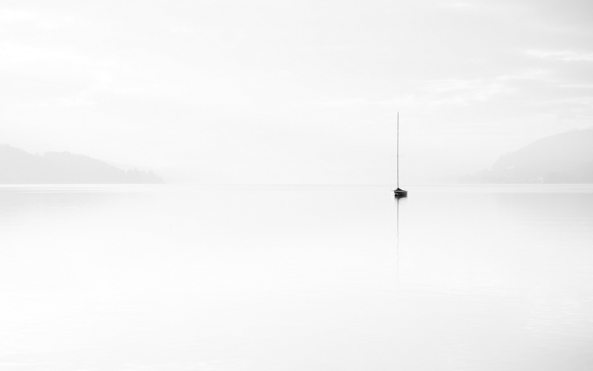 lago barca nebbia paesaggio minimalismo