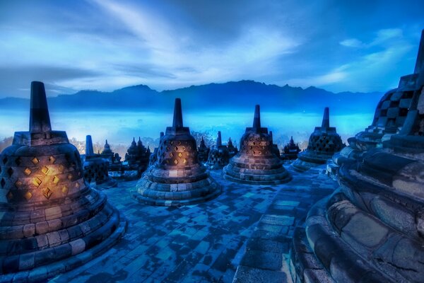 Strutture bizzarre nella nebbia blu