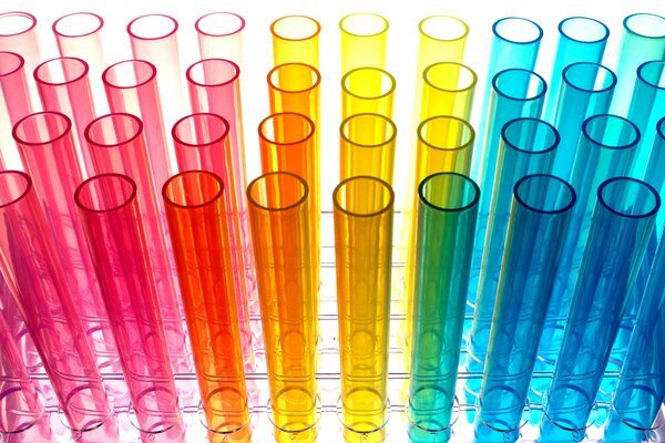 Flaconi e provette multicolori in assortimento