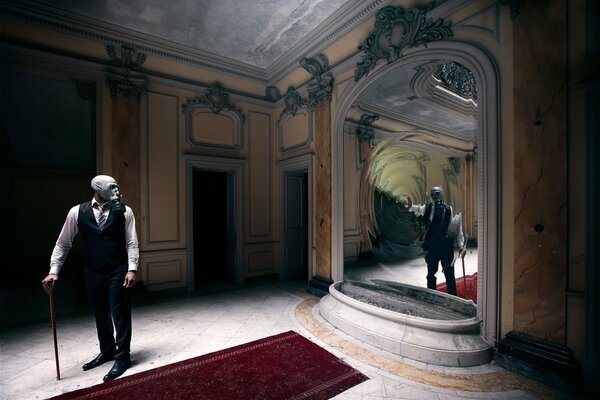 Uomo in maschera antigas accanto al portale specchio