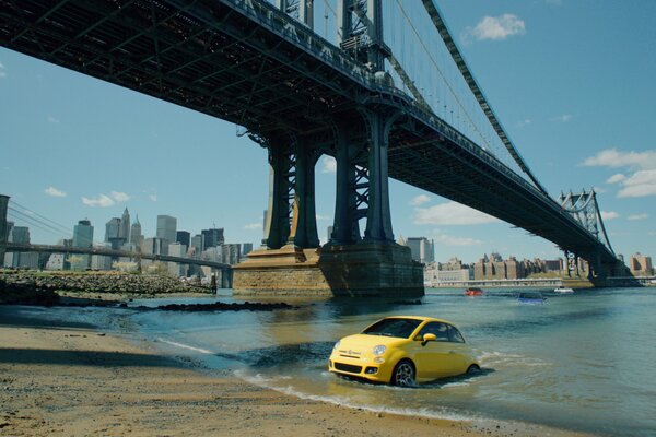 L auto sotto il ponte esce dall acqua