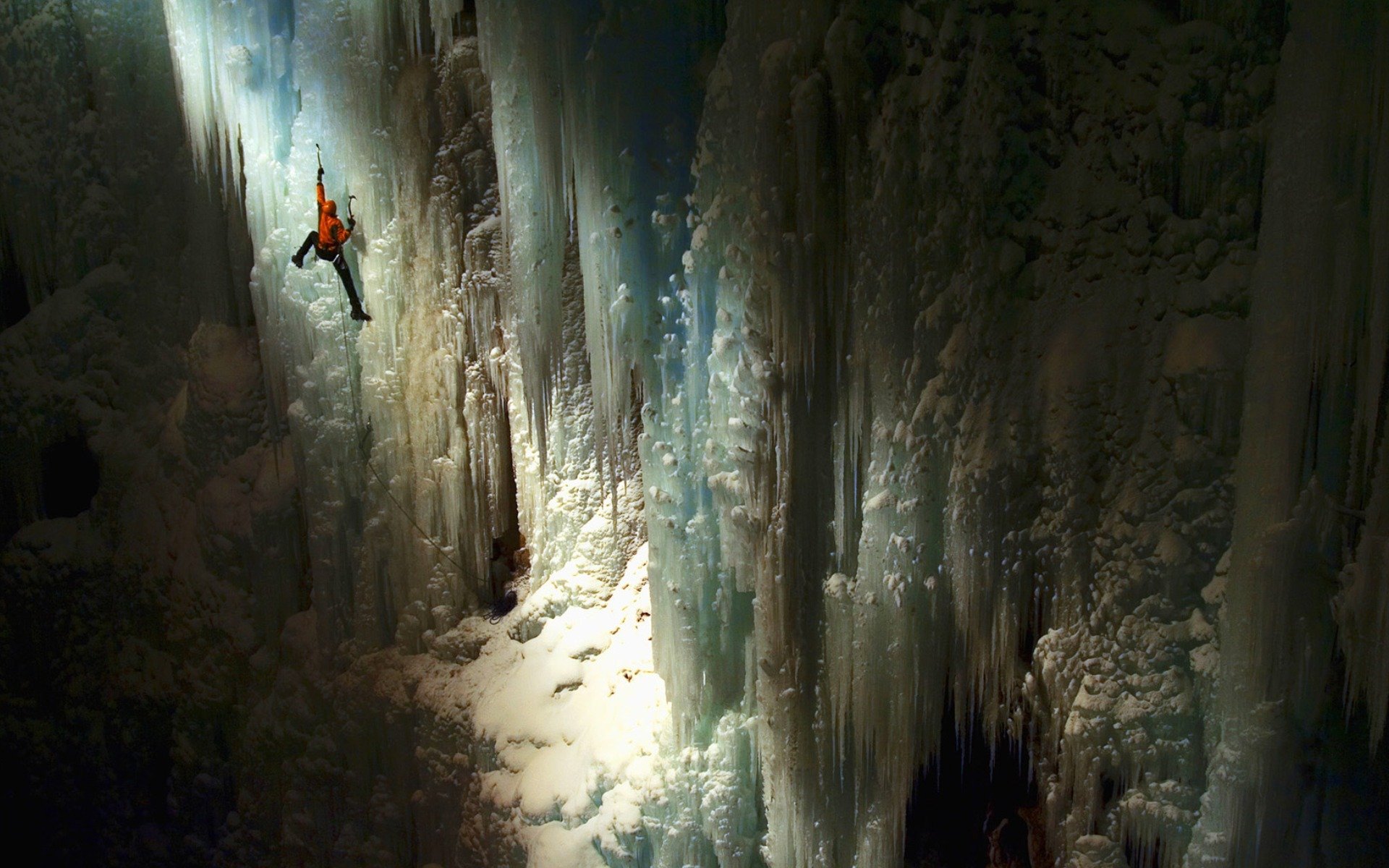 grotta pareti ghiaccio altitudine scalatore luce raggi superficie obiettivo situazione