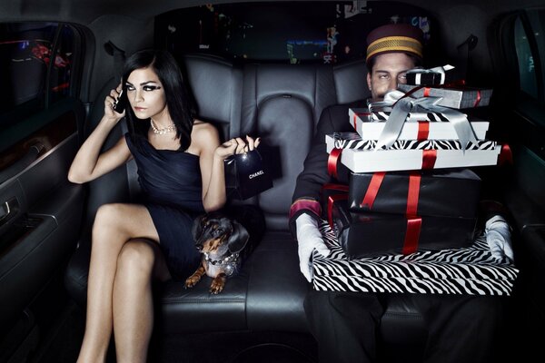 Ragazza e ragazzo in auto con Doggy