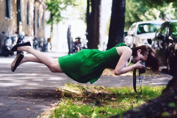 Ragazza impennata che fotografa l erba