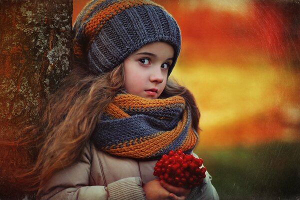La ragazza raccolse le bacche e si appoggiò all albero