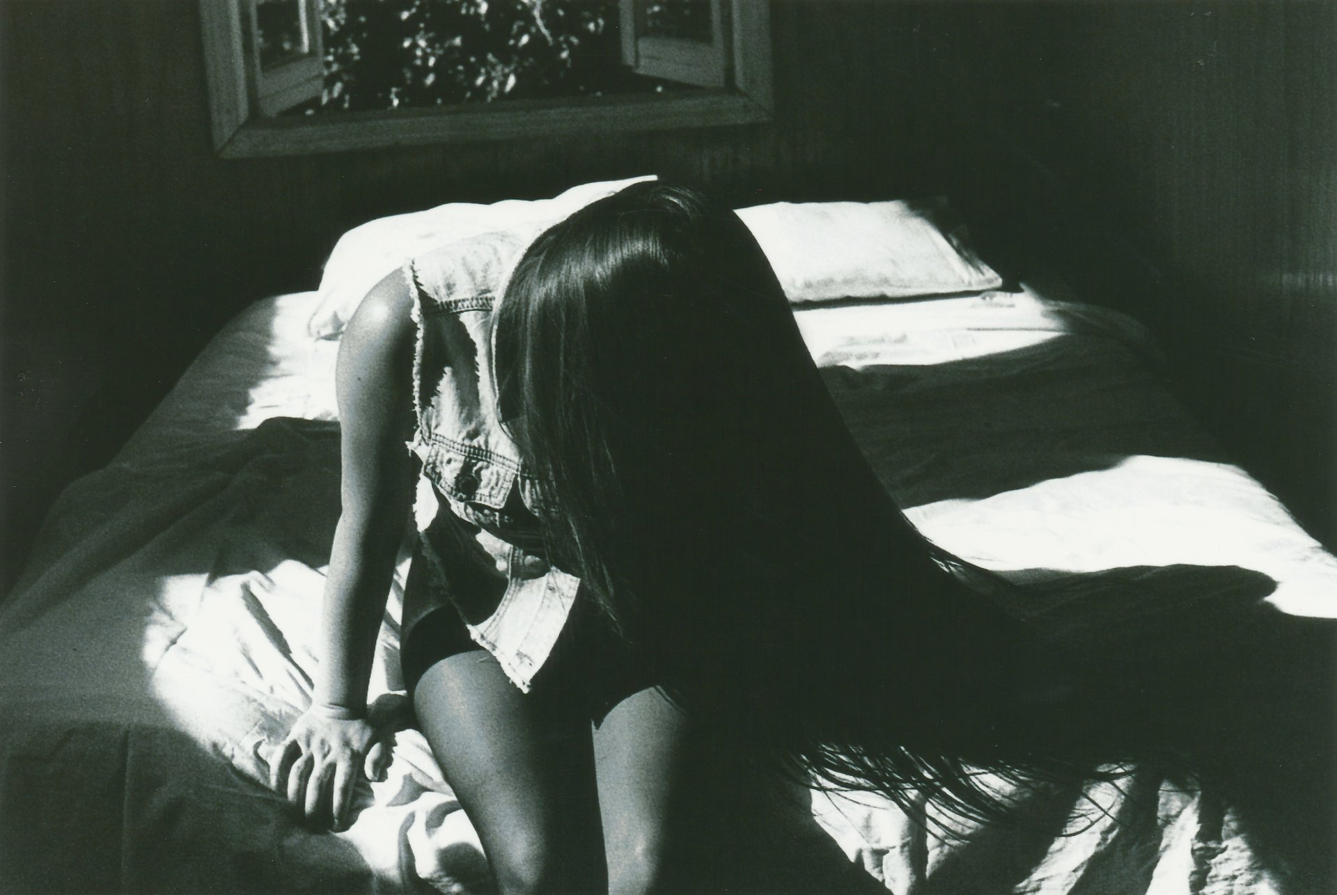 ragazza capelli seduta bianco e nero
