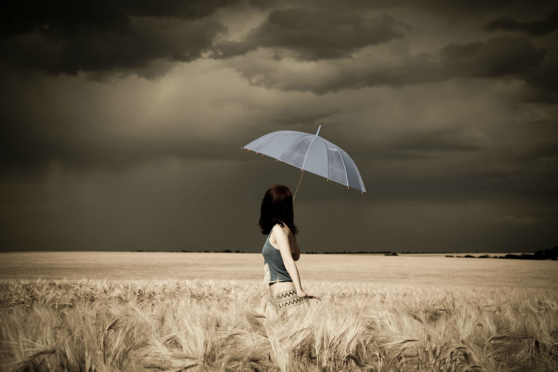 ragazza campo ombrello temporale