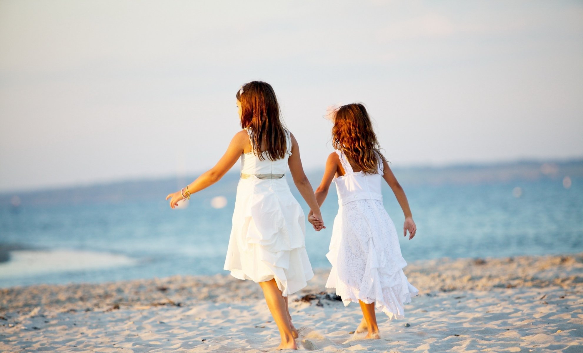 stati d animo bambini ragazza ragazze sorelle fidanzate fidanzate vestito sabbia spiaggia mare onda fiume estate sfondo carta da parati widescreen a schermo intero widescreen widescreen