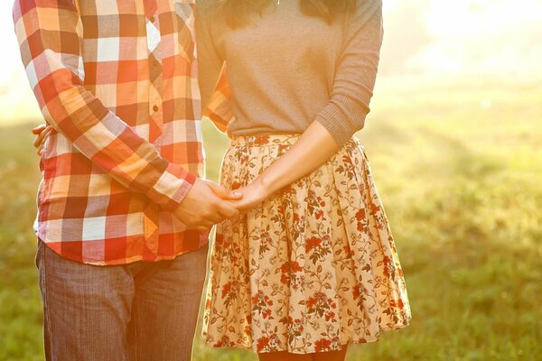 Uomo e donna in amore abbracciando coppia senza volto sullo sfondo di erba di Prato
