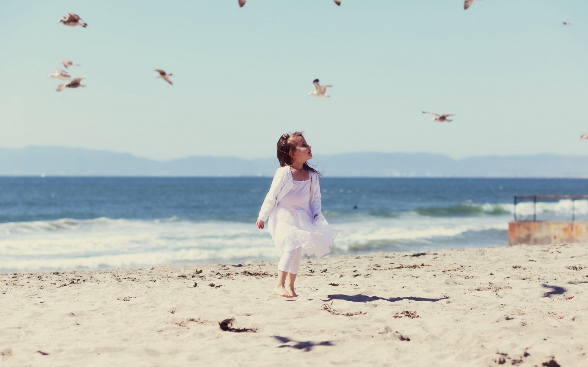 stati d animo bambini ragazza uccelli uccelli spiaggia sabbia impronte mare acqua onda vento sfondo carta da parati widescreen a schermo intero widescreen widescreen
