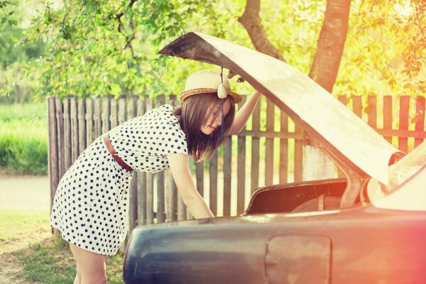 Ragazza in abito a pois e cappello
