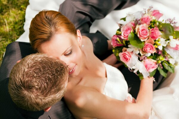 Foto di nozze sposa e sposo con bouquet