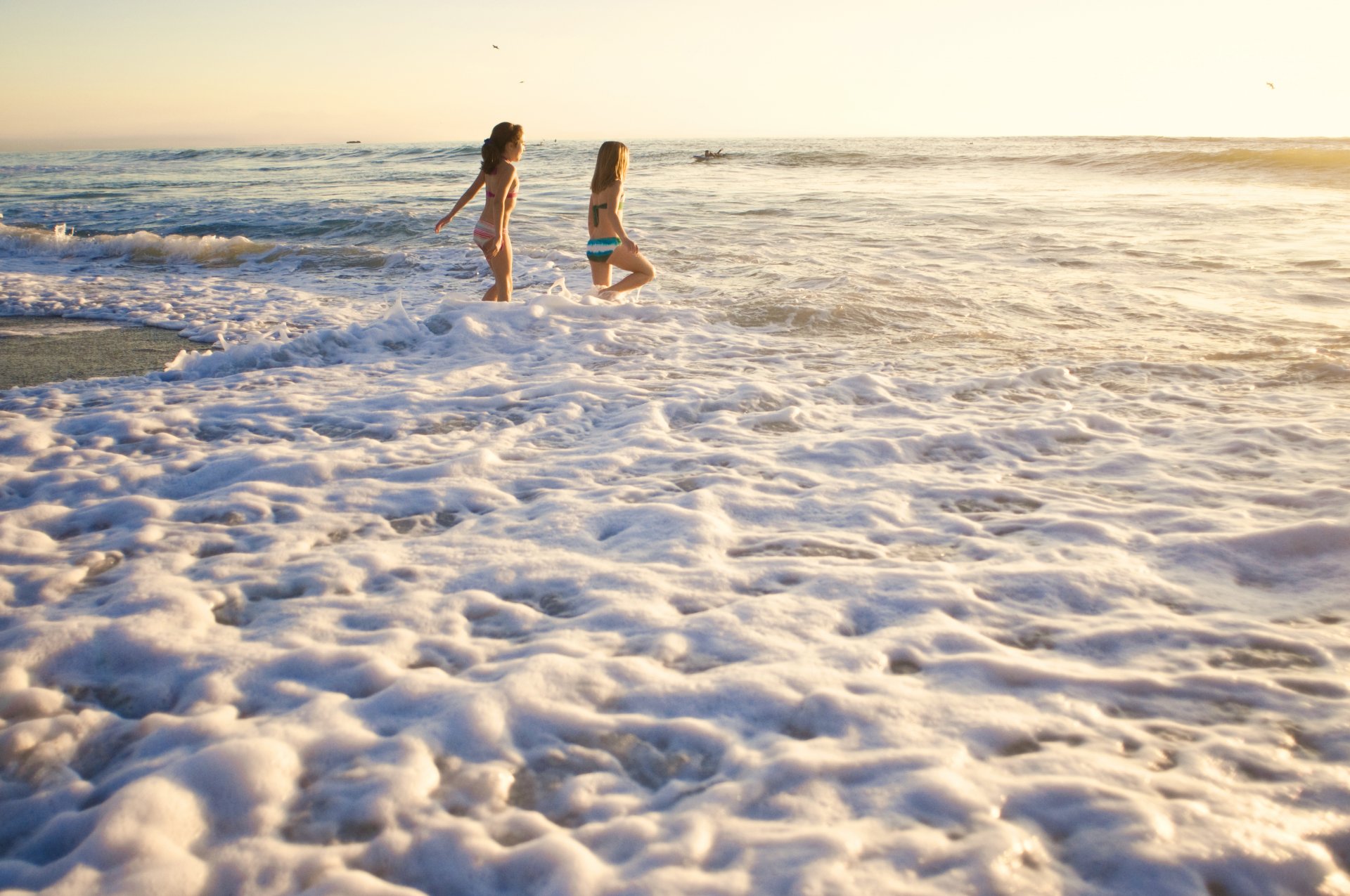 mattina oceano onde schiuma ragazze