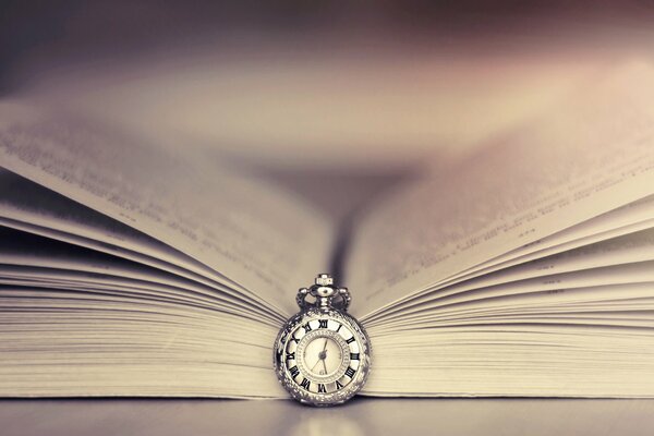 Orologio segnalibro per la lettura del libro
