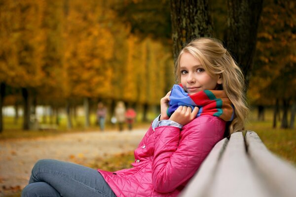 Ragazza su una panchina con umore autunnale
