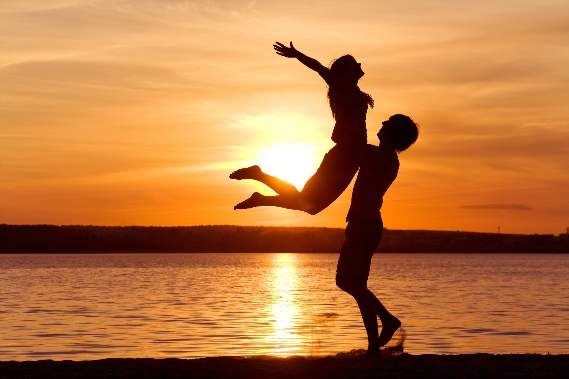 tramonto sensualità piacere amore passione coppia sentimenti libertà tenerezza supporto tramonto romanticismo relazione