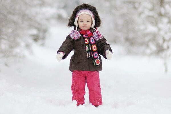 Ragazza in inverno e neve cappotto