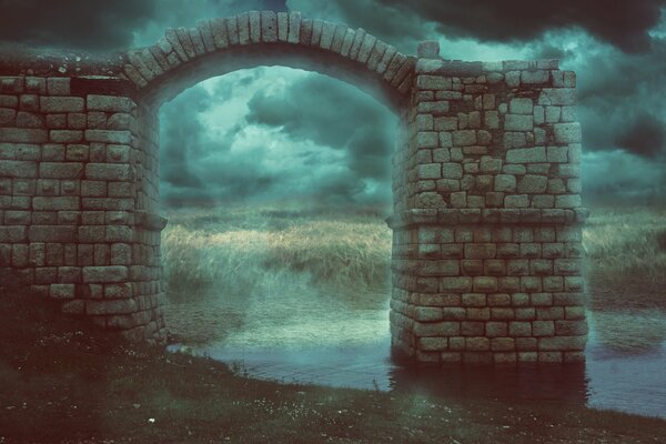 Arco cupo sullo sfondo del fiume