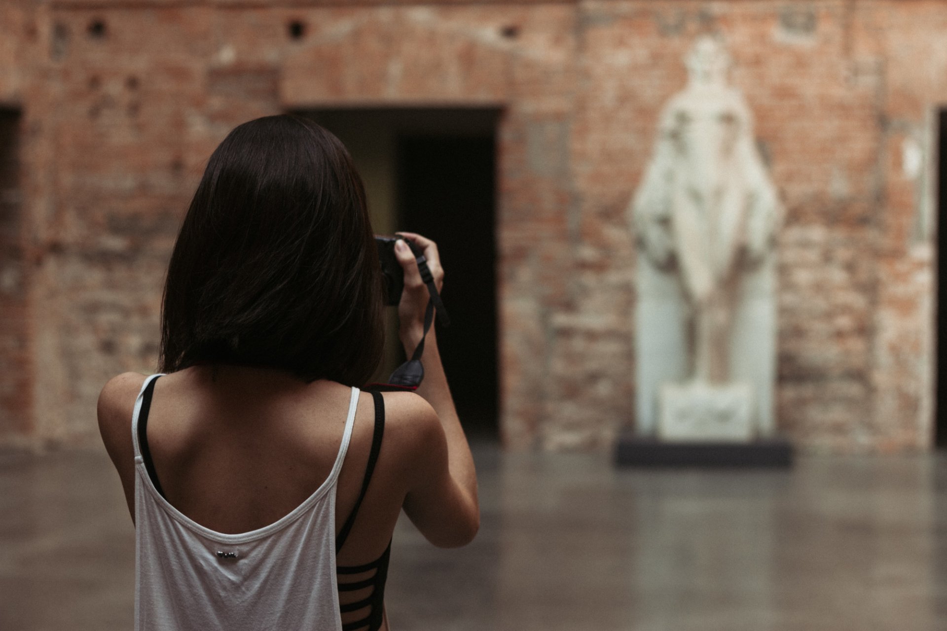 ragazza schiena canotta taglio di capelli scattare foto statua