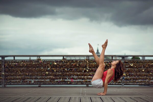 Grazioso ragazza in pantaloncini danza