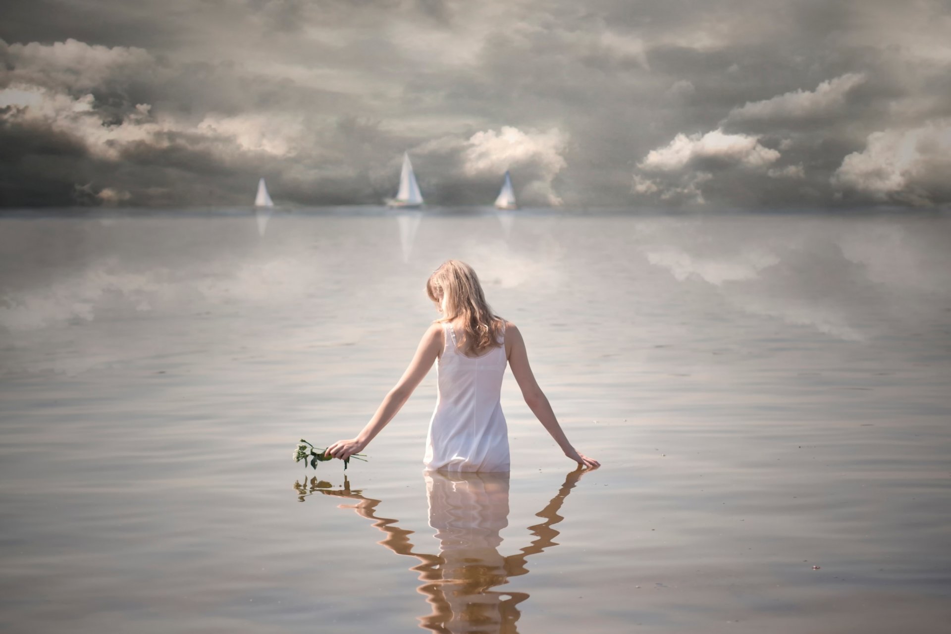 ragazza in acqua vele fiori