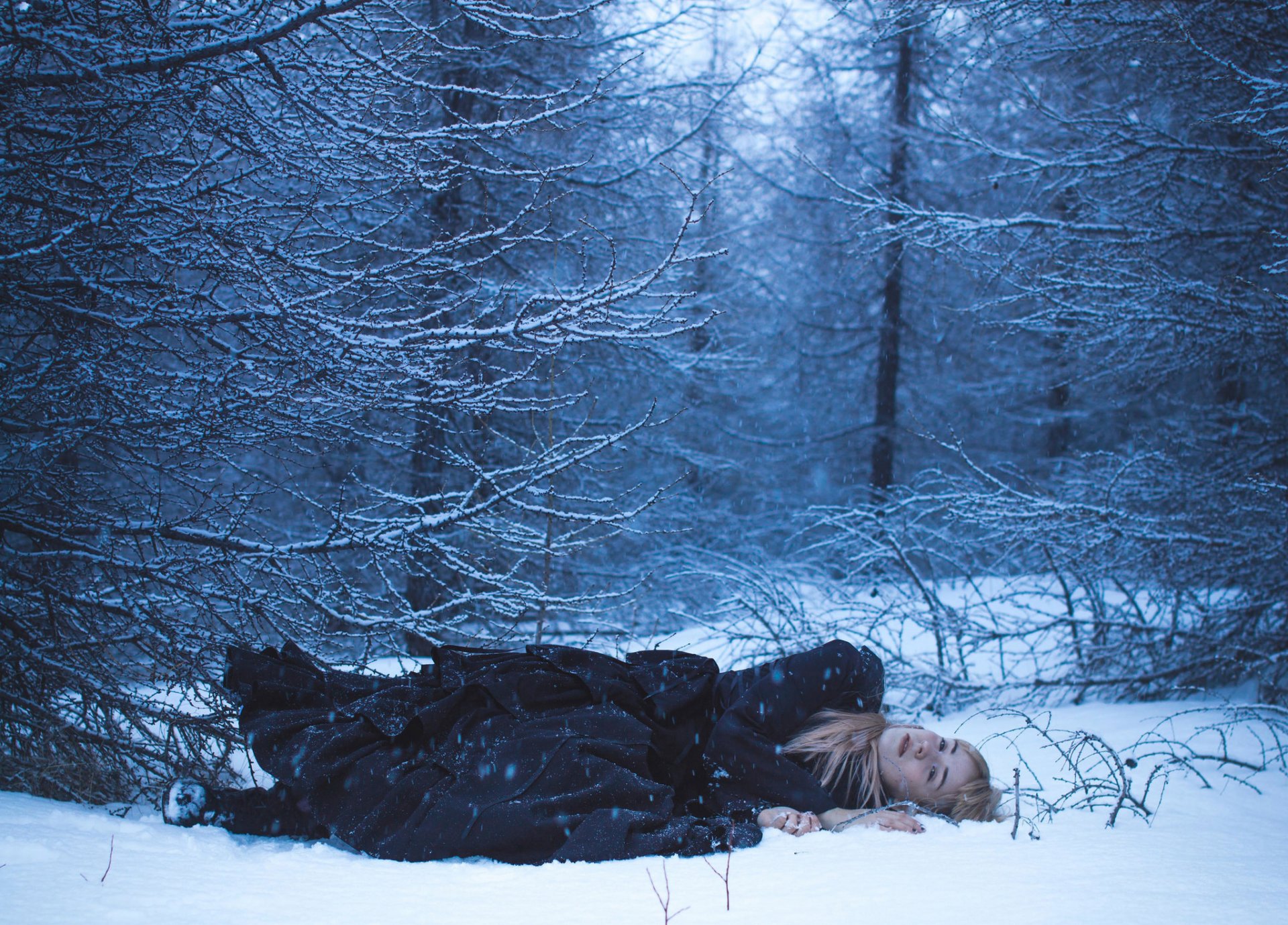 inverno foresta neve ragazza vacanze