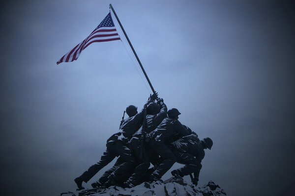 Monumento ai soldati che tengono la bandiera americana