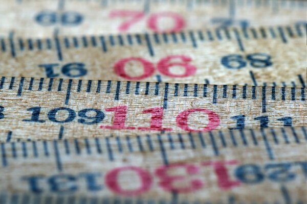 Primi piani di numeri su nastro centimetrico