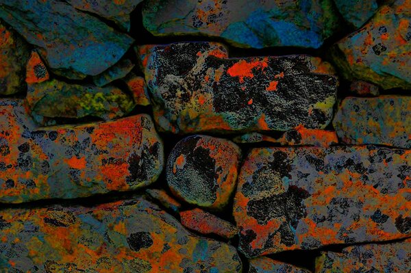 Pietre colorate nella vecchia muratura