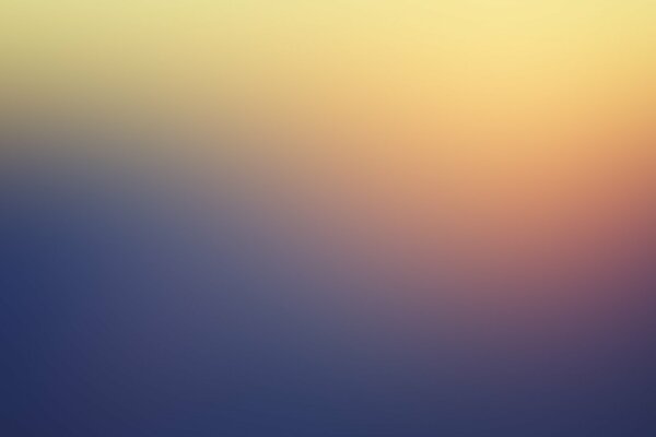 Bellissimo tramonto giallo-blu