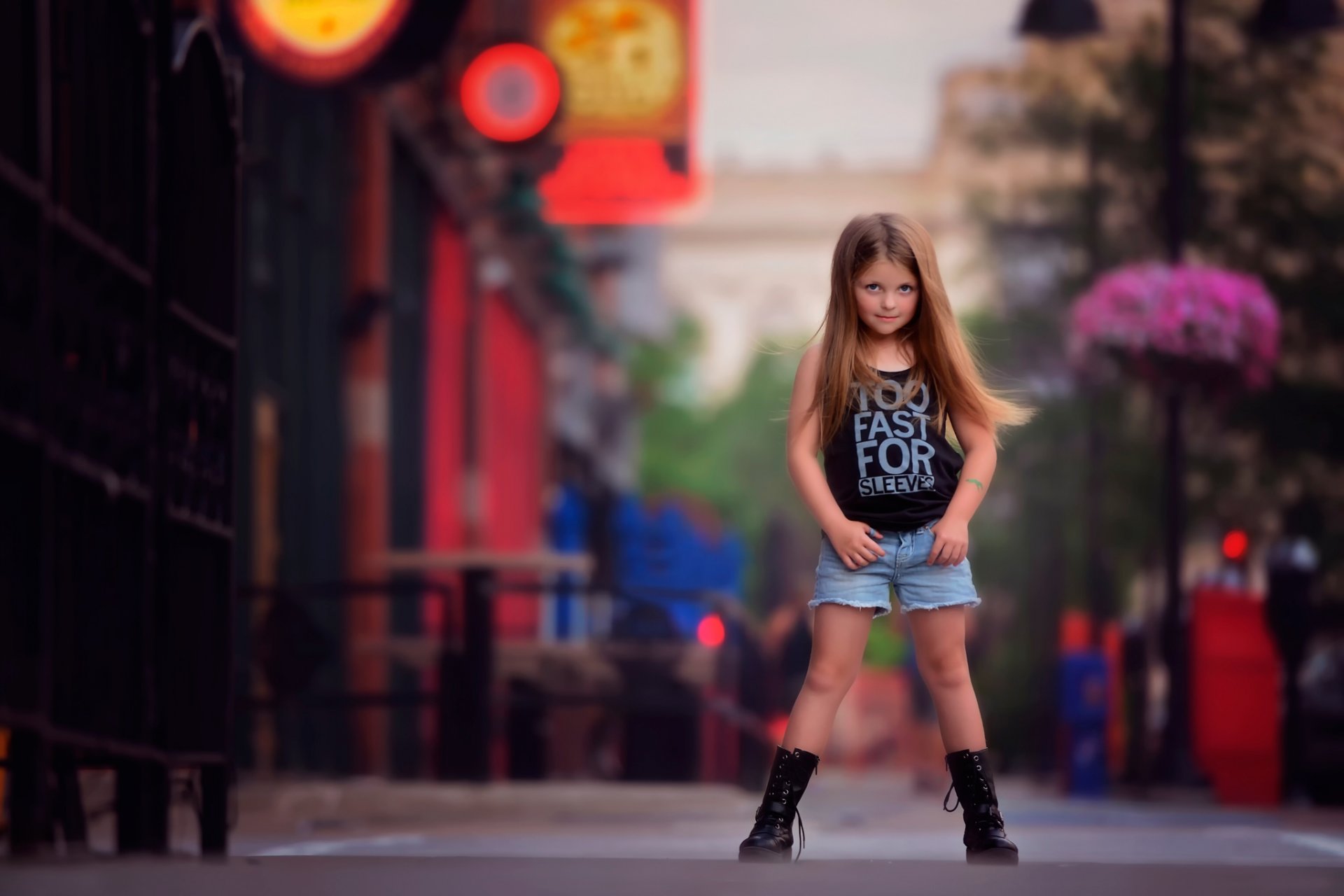 cercando come una ragazza grande moda fotografia e stile fotografia per bambini ragazza strada bokeh