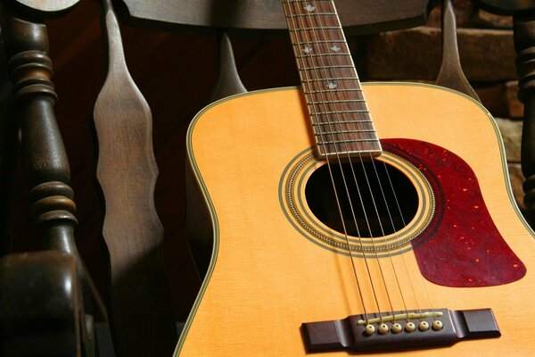 La chitarra giace su una sedia
