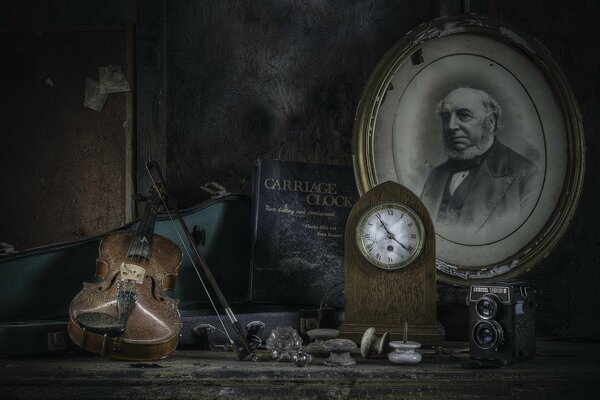 Violino, orologio e foto d epoca