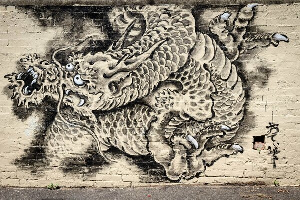 Graffiti drago sulla parete chiara