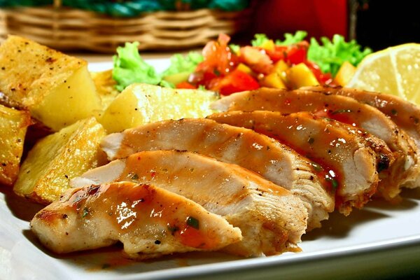 Arrosto di carne con verdure, salsa