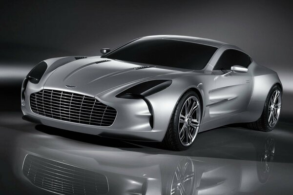 Il leggendario argento Aston Martin si riflette nel pavimento a specchio