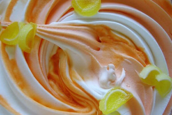 Gelato arcobaleno con marmellata