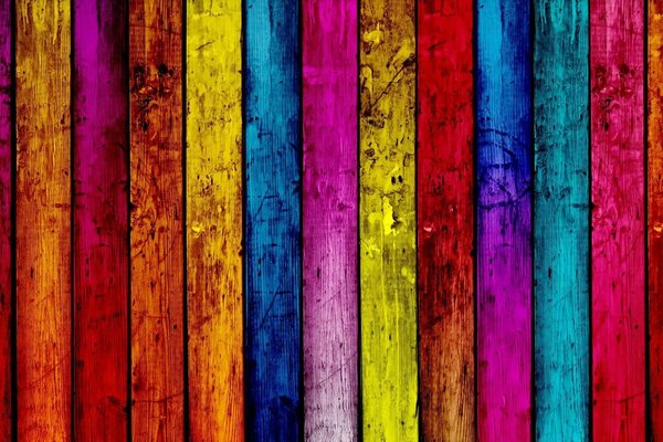 Tavole verticali in legno multicolore
