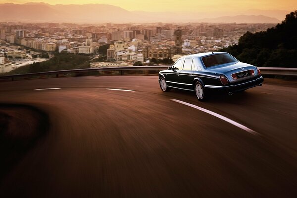 Bentley guida velocemente in città