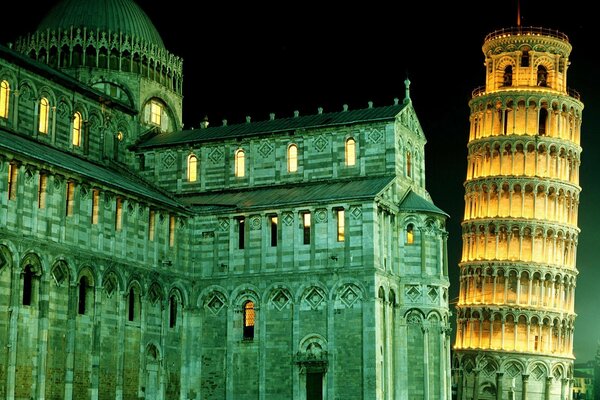 Incredibile illuminazione notturna della Torre Pendente di Pisa e altre attrazioni