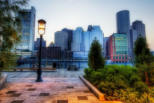 Lanterna nel Parco di Boston sullo sfondo degli edifici