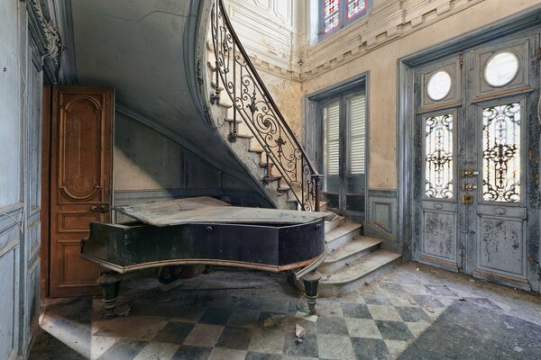 Pianoforte sotto le scale in una casa di campagna
