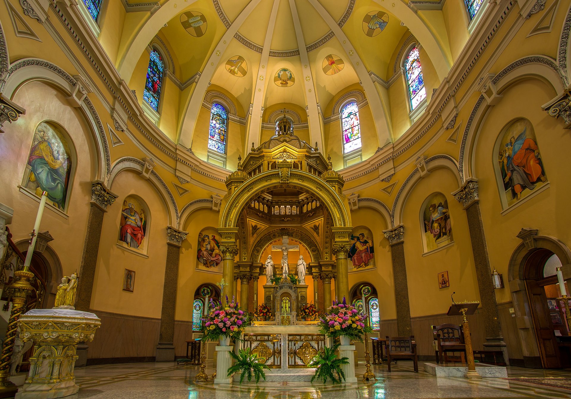 chiesa altare cupola vetrate fiori