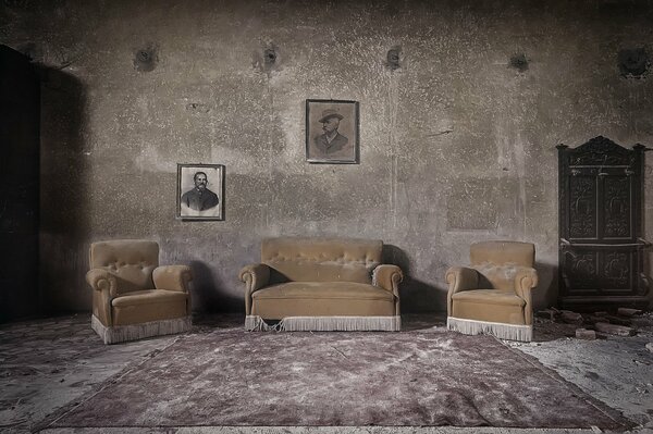 Camera d epoca con divano e ritratti sul muro