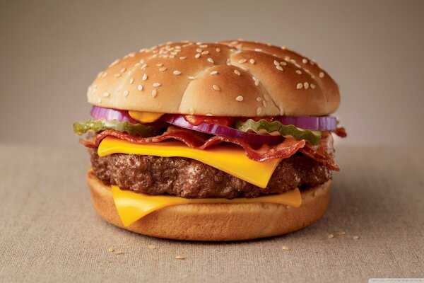 Hamburger succoso e potente. Fast food