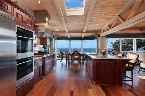 Piccolo ristorante moderno con cucina a vista e tavoli in legno per gli ospiti
